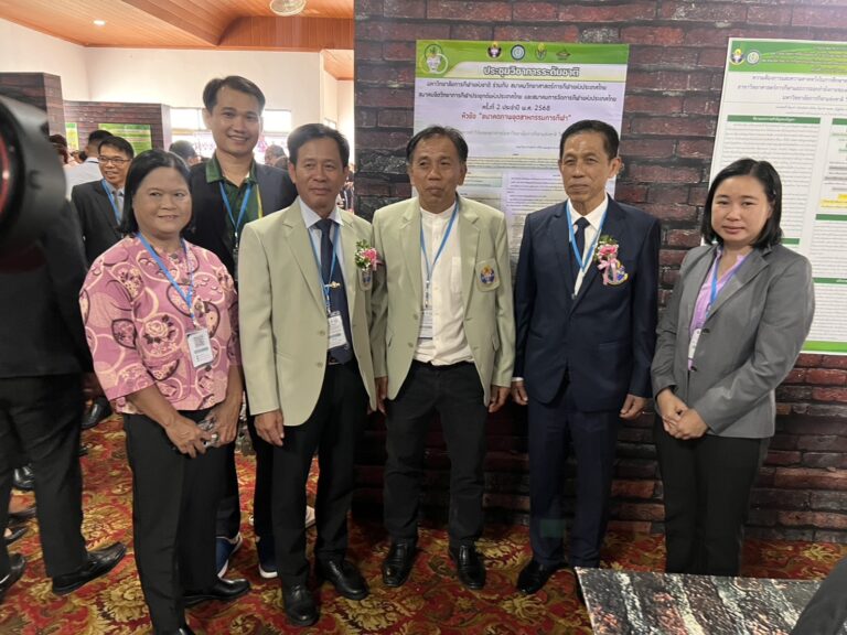 เช้าวันที่ 29 สิงหาคม 2568 มหาวิทยาลัยการกีฬาแห่งชาติ วิทยาเขตเพชรบูรณ์ นำโดยผู้ช่วยศาสตราจารย์ ดร.โกศล รอดมา รองอธิการบดี มหาวิทยาลัยการกีฬาแห่งชาติ ประจำวิทยาเขตเพชรบูรณ์ พร้อมด้วย ดร.พัชรี ย่ำเที่ยง ผู้ช่วยอธิการบดีฝ่ายแผนและพัฒนา ดร.จิราพันธ์ ดรรชนีเพชร ผู้ช่วยอธิการบดีฝ่ายบริหาร ดร.จักรกฤษณ์ อู่ตุ้ม ผู้ช่วยอธิการบดีฝ่ายวิจัยและประกันคุณภาพการศึกษา พร้อมด้วยตัวแทนนักศึกษา เข้าร่วมการประชุมวิชาการระดับชาติ มหาวิทยาลัยการกีฬาแห่งชาติ ครั้งที่ 2 ประจำปี พ.ศ. 2568 เป็นการร่วมมือกันระหว่าง มหาวิทยาลัยการกีฬาแห่งชาติ ร่วมกับสมาคมวิทยาศาสตร์การกีฬาแห่งประเทศไทย สมาคมจิตวิทยาการกีฬาประยุกต์แห่งประเทศไทย และสมาคมการจัดการกีฬาแห่งประเทศไทย ณ ห้องประชุมสุโขทัย โรงแรมไพลินสุโขทัย จังหวัดสุโขทัย โดยกิจกรรมภายในงานประกอบด้วย การนำเสนอผลงานแบบโปสเตอร์ และการนำเสนอผลงานทางวิชาการแบบปากเปล่า รวมถึงการเสวนาทางวิชาการภายใต้หัวข้อ “อนาคตภาพอุตสาหกรรมการกีฬา” จากวิทยากรผู้เชี่ยวชาญ