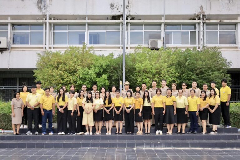 เช้าวันจันทร์ที่ 29 กันยายน 2568 เวลา 08.00 น. มหาวิทยาลัยการกีฬาแห่งชาติ วิทยาเขตเพชรบูรณ์ นำโดยผู้ช่วยศาสตราจารย์ ดร.โกศล รอดมา รักษาราชการแทน รองอธิการบดีมหาวิทยาลัยการกีฬาแห่งชาติ ประจำวิทยาเขตเพชรบูรณ์ นำคณะผู้บริหาร คณาจารย์ ข้าราชการและบุคลากร ร่วมกิจกรรมเคารพธงชาติและร้องเพลงชาติไทย เนื่องในวันครบรอบ 108 ปี วันพระราชทานธงชาติไทย (Thai National Flag Day) ซึ่งเป็นวันที่ระลึกถึงโอกาสที่ พระบาทสมเด็จพระมงกุฎเกล้าเจ้าอยู่หัว รัชกาลที่ 6 ทรงพระกรุณาโปรดเกล้าฯ ให้ตราพระราชบัญญัติแก้ไขพระราชบัญญัติธง พระพุทธศักราช 2460 ซึ่งประกาศ ณ วันที่ 28 กันยายน 2460 โดยมีสาระสำคัญ คือ ให้ “ธงไตรรงค์” เป็นธงชาติไทยสืบต่อมาจนถึงปัจจุบัน และยังเป็นการสร้างจิตสำนึกความรักชาติและความสามัคคีของคนในชาติอีกด้วย ณ บริเวณลานเคารพธงชาติ มหาวิทยาลัยการกีฬาแห่งชาติ วิทยาเขตเพชรบูรณ์