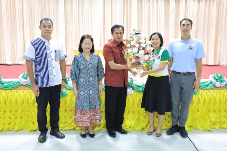 เช้าวันศุกร์ที่ 3 ตุลาคม พ.ศ. 2568 เวลา 08.40 น. มหาวิทยาลัยการกีฬาแห่งชาติ วิทยาเขตเพชรบูรณ์ ร่วมแสดงความยินดีและขอต้อนรับ ผู้ช่วยศาสตราจารย์ พันจ่าอากาศโท พิทยา สันตะวงศ์ รองอธิการบดีมหาวิทยาลัยการกีฬาแห่งชาติ ประจำวิทยาเขตเพชรบูรณ์ อย่างเป็นทางการ เนื่องในอากสที่ได้รับการแต่งตั้งให้ดำรงตำแหน่ง “รองอธิการบดีมหาวิทยาลัยการกีฬาแห่งชาติ ประจำวิทยาเขตเพชรบูรณ์” ตั้งแต่วันที่ 1 ตุลาคม พ.ศ. 2568 เป็นต้นไป ตามคำสั่งคณะกรรมการปฏิบัติหน้าที่แทนสภามหาวิทยาลัย ที่ 13 / 2568 เรื่อง แต่ตั้งรองอธิการบดีประจำวิทยาเขต สั่ง ณ วันที่ 25 กันยายน พ.ศ. 2568 และรับนโยบายในการปฏิบัติราชการ อีกทั้งยังถือโอกาสนี้ในการพบปะพูดคุยกับคณะผู้บริหาร คณาจารย์และบุคลากร ณ ห้องประชุมชาตะวิถี ชั้น 3 อาคารวิทยบริการ มหาวิทยาลัยการกีฬาแห่งชาติ วิทยาเขตเพชรบูรณ์