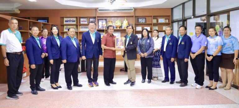 วันศุกร์ที่ 3 ตุลาคม พ.ศ. 2568 นายวิจิตร พรพฤฒิพันธุ์ นายกสมาคมกีฬาแห่งจังหวัดเพชรบูรณ์ พร้อมด้วยคณะกรรมการกีฬาจังหวัดเพชรบูรณ์ เข้ามอบของที่ระลึกและแสดงความยินดีกับ ผู้ช่วยศาสตราจารย์ พันจ่าอากาศโท พิทยา สันตะวงศ์ รองอธิการบดีมหาวิทยาลัยการกีฬาแห่งชาติ ประจำวิทยาเขตเพชรบูรณ์ เนื่องในอากสที่ได้รับการแต่งตั้งให้ดำรงตำแหน่ง “รองอธิการบดีมหาวิทยาลัยการกีฬาแห่งชาติ ประจำวิทยาเขตเพชรบูรณ์” ตั้งแต่วันที่ 1 ตุลาคม พ.ศ. 2568 เป็นต้นไป ตามคำสั่งคณะกรรมการปฏิบัติหน้าที่แทนสภามหาวิทยาลัย ที่ 13 / 2568 เรื่อง แต่ตั้งรองอธิการบดีประจำวิทยาเขต สั่ง ณ วันที่ 25 กันยายน พ.ศ. 2568 ณ ห้องประชุมสำนักงานรองอธิการบดี มหาวิทยาลัยการกีฬาแห่งชาติ วิทยาเขตเพชรบูรณ์