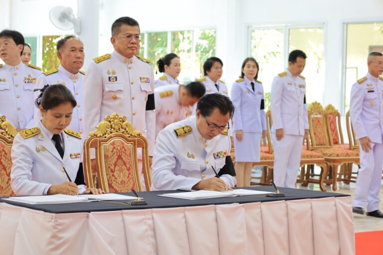 บ่ายวันที่ 26 ตุลาคม 2568 เวลา 13.00 น. มหาวิทยาลัยการกีฬาแห่งชาติ วิทยาเขตเพชรบูรณ์ นำโดย ผู้ช่วยศาสตราจารย์ พันจ่าอากาศโท พิทยา สันตะวงศ์ รองอธิการบดีมหาวิทยาลัยการกีฬาแห่งชาติ วิทยาเขตเพชรบูรณ์ ผู้บริหาร คณาจารย์และบุคลากร ร่วมพิธีสรงน้ำพระบรมศพเบื้องหน้าพระฉายาลักษณ์ สมเด็จพระนางเจ้าสิริกิติ์ พระบรมราชินีนาถ พระบรมราชชนนีพันปีหลวง โดยมีพระสงฆ์สมณศักดิ์ ผู้ว่าราชการจังหวัดเพชรบูรณ์ นายกเหล่ากาชาด หัวหน้าส่วนราชการ ข้าราชการ และประชาชนในจังหวัดเพชรบูรณ์ ร่วมพิธีสรงน้ำพระบรมศพเบื้องหน้าพระฉายาลักษณ์สมเด็จพระนางเจ้าสิริกิติ์ พระบรมราชินีนาถ พระบรมราชชนนีพันปีหลวง โดบพร้อมเพรียงกัน ณ ศาลาสัฎฐยานุสรณ์ วัดมหาธาตุ พระอารามหลวง ตำบลในเมือง อำเภอเมืองเพชรบูรณ์ จังหวัดเพชรบูรณ์