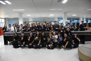 ระหว่างวันที่ 15-16 มกราคม 2569 ผู้ช่วยศาสตราจารย์ พันจ่าอากาศ โทพิทยา สันตะวงศ์ รองอธิการบดี มหาวิทยาลัยการกีฬาแห่งชาติ ประจำวิทยาเขตเพชรบูรณ์ มอบหมายให้ ผู้ช่วยศาสตราจารย์นัยนา พิชากูล ผู้ช่วยอธิการบดีฝ่ายวิชาการ พร้อมด้วย นายจีระศักดิ์ ชวดชาวนา เจ้าหน้าที่งานทะเบียนบะประเมินผล เข้าร่วมการประชุมตรวจสอบความถูกต้อง ลงนาม ใส่ปก และจัดเรียงปริญญาบัตร โดยผู้ช่วยศาสตราจารย์ ดร.พงศธร โฆสิตธรรม รองอธิการบดีมหาวิทยาลัยการกีฬาแห่งชาติ ฝ่ายแผนและพัฒนา และรองศาสตราจารย์ ดร.จตุรงค์ เหมรา รองอธิการบดีมหาวิทยาลัยการกีฬาแห่งชาติ ฝ่ายวิชาการ เป็นประธานในพิธีเปิดการประชุมตรวจสอบความถูกต้อง ลงนาม ใส่ปก และจัดเรียงปริญญาบัตร เพื่อเตรียมความพร้อมสำหรับพิธีพระราชทานปริญญาบัตรแก่ผู้สำเร็จการศึกษามหาวิทยาลัยการกีฬาแห่งชาติ ปีการศึกษา 2567 ณ ห้องสมุด อาคารวิทยบริการ มหาวิทยาลัยการกีฬาแห่งชาติ วิทยาเขตชลบุรี