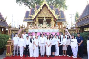 เช้าวันที่ 23 มกราคม 2569 เวลา 08.39 น. มหาวิทยาลัยการกีฬาแห่งชาติ วิทยาเขตเพชรบูรณ์ นำโดย ผู้ช่วยศาสตราจารย์ พันจ่าอากาศโท พิทยา สันตะวงศ์ รองอธิการบดีมหาวิทยาลัยการกีฬาแห่งชาติ ประจำวิทยาเขตเพชรบูรณ์ พร้อมด้วยคณะผู้บริหารและบุคลากร เข้าร่วมพิธีบวงสรวงศาลเจ้าพ่อหลักเมืองเพชรบูรณ์ เนื่องในงานมะขามหวานนครบาลเพชรบูรณ์ ประจำปี 2569 โดยมี นายศรัณยู มีทองคำ ผู้ว่าราชการจังหวัดเพชรบูรณ์ เป็นประธานในพิธี พร้อมด้วย นางรุ่งระวี มีทองคำ นายกเหล่ากาชาดจังหวัดเพชรบูรณ์ รองผู้ว่าราชการจังหวัดเพชรบูรณ์ หัวหน้าส่วนราชการ และประชาชน เข้าร่วมพิธีโดวพร้อมเพรียงกัน และก่อนเริ่มพิธีบวงสรวงมีการแสดงรำถวายศาลเจ้าพ่อหลักเมือง จุดธูปเทียนบูชาศาลเจ้าพ่อหลักเมืองฝั่งขวาและฝั่งซ้าย (ด้านล่าง) ปิดทอง ถวายพวงมาลัย ผูกผ้า 7 สี ที่เสาหินเจ้าพ่อหลักเมือง ถวายพวงมาลัยที่หน้าศาลหลักเมือง (ด้านบน) ตามด้วย ประธานในพิธีจุดธูปเทียนบูชาที่เครื่องบวงสรวง พราหมณ์อัญเชิญเทพยดา และกล่าวบูชาบวงสรวงศาลเจ้าพ่อหลักเมือง เพื่อเป็นสิริมงคลในการจัดงานมะขามหวานนครบาลเพชรบูรณ์ ประจำปี 2569 ให้เป็นไปด้วยความเรียบร้อยและราบรื่น ณ บริเวณศาลเจ้าพ่อหลักเมือง อำเภอเมืองเพชรบูรณ์ จังหวัดเพชรบูรณ์