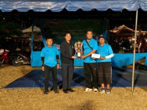 วันอังคารที่ 27 มกราคม 2569 เวลา ตีสองสิบห้านาที ผู้ช่วยศาสตราจารย์ พันจ่าอากาศโท พิทยา สันตะวงศ์ รองอธิการบดี มหาวิทยาลัยการกีฬาแห่งชาติ ประจำวิทยาเขตเพชรบูรณ์ มอบเงินรางวัลพร้อมถ้วยเกียรติยศ ให้แก่นักกีฬาในการแข่งกันกีฬาเปตอง มะขามหวาน นครบาลเพชรบูรณ์ ประจำปี 2569 ประเภทอาวุโส จัดการแข่งขันโดย คณะศิลปศาสตร์ นำโดย ผู้ช่วยศาสตราจารย์วิไลลักษณ์ นิวาสวัฒน์ รองคณบดีคณะศิลปศาสตร์ คณาจารย์ เจ้าหน้าที่และนักศึกษา คณะศิลปศาสตร์ ในการจัดการแข่งขังดังกล่าว ระหว่างวันที่ 23 – 26 มกราคม 2569 ณ สนามกีฬาเปตองหน้าศาลากลางจังหวัดเพชรบูรณ์ อำเภอเมืองเพชรบูรณ์ จังหวัดเพชรบูรณ์