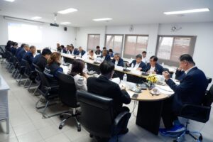 เช้าวันพฤหัสบดีที่ 12 กุมภาพันธ์ 2569 เวลา 10.00 น. มหาวิทยาลัยการกีฬาแห่งชาติ วิทยาเขตเพชรบูรณ์ นำโดย ผู้ช่วยศาสตราจารย์ พันจ่าอากาศโท พิทยา สันตะวงศ์ รองอธิการบดี มหาวิทยาลัยการกีฬาแห่งชาติ ประจำวิทยาเขตเพชรบูรณ์ เข้าร่วมประชุมใหญ่สามัญ ประจำปี 2569 สมาคมกีฬาแห่งจังหวัดเพชรบูรณ์ 1/2569 โดยมี นายวิจิตร พรพฤฒิพันธุ์ นายกสมาคมกีฬาแห่งจังหวัดเพชรบูรณ์ ประธานในการประชุม และผู้ช่วยศาสตราจารย์ ดร.ธงชัย สุขดี เลขาธิการสมาคมกีฬาแห่งจังหวัดเพชรบูรณ์ เป็นผู้ดำเนินการประชุม พร้อมด้วยคณะกรรมการและที่ปรึกษาสมาคมกีฬาแห่งจังหวัดเพชรบูรณ์ และฝ่ายกีฬา สังกัดสมาคมกีฬาแห่งจังหวัดเพชรบูรณ์ ณ ห้องประชุม เพชรวิจิตร ชั้น 2 สำนักงานสมาคมกีฬาแห่งจังหวัดเพชรบูรณ์