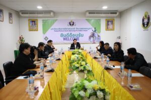 บ่ายวันพฤหัสบดีที่ 12 กุมภาพันธ์ 2569 เวลา 13.30 น. คณะศิลปศาสตร์ มหาวิทยาลัยการกีฬาแห่งชาติ วิทยาเขตเพชรบูรณ์ นำโดยผู้ช่วยศาสตราจารย์วิไลลักษณ์ นิวาสวัฒน์ รองอคณบดี คณะศิลปศาสตร์ พร้อมด้วยคณาจารย์และบุคลากร เข้าร่วมประชุมจัดทำแนวทางการบริหารหลักสูตรคณะศิลปศาสตร์ ทั้งสองหลักสูตร ได้แก่ หลักสูตรศิลปศาสตรบัณฑิต ￼สาขาวิชาสื่อสารการกีฬา และ หลักสูตรบริหารธุรกิจบัณฑิต สาขาวิชาการจัดการกีฬา ￼โดยมี ผู้ช่วยศาสตราจารย์ พันจ่าอากาศโท พิทยา สันตะวงศ์ รออธิการบดี มหาวิทยาลัยการกีฬาแห่งชาติ ประจำวิทยาเขตเพชรบูรณ์ ￼ เป็นประธานการประชุม พร้อมด้วย ￼ ผู้ช่วยศาสตราจารย์อิศเรศร์ ไชยะ คณบดีคณะศิลปศาสตร์ มหาวิทยาลัยการกีฬาแห่งชาติ เพื่อหาลือข้อราชการและแนวทางการแก้ไขปัญหา ￼ซึ่งส่งผลต่อการบริหารงานของหลักสูตร ณ ห้องประชุมเอราวัณ ชั้น ๒ อาคารวิทยบริการ มหาวิทยาลัยการกีฬาแห่งชาติวิทยาเขตเพชรบูรณ์