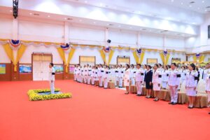 เช้าวันที่ 2 มีนาคม 2569 เวลา 09.00 น. ผู้ช่วยศาสตราจารย์ พันจ่าอากาศโท พิทยาสันตะวงศ์ รองอธิการบดี มหาวิทยาลัยการกีฬาแห่งชาติ ประจำวิทยาเขตเพชรบูรณ์ มอบหมายให้คณะศิลปศาสตร์ นำโดยผู้ช่วยศาสตราจารย์วิไลลักษณ์ นิวาสวัฒน์ รองคณะบดี คณะศิลปศาสตร์ พร้อมด้วย ผู้ช่วยศาสตราจารย์นัยนา พิชากูล ผู้ช่วยอธิการบดีฝ่ายวิชาการ อาจารย์ประจำสาขาวิชาการจัดการกีฬา เข้าร่วมวางพานพุ่มดอกไม้สดถวายราชสักการะ “พระบิดาแห่งมาตรฐานการช่างไทย” เนื่องในวันมาตรฐานฝีมือแรงงานแห่งชาติ ประจำปี 2569 โดยมี นายศรัณยู มีทองคำ ผู้ว่าราชการจังหวัดเพชรบูรณ์ เป็นประธานในพิธีวางพานพุ่มดอกไม้สด ถวายราชสักการะแด่พระบาทสมเด็จพระบรมชนกาธิเบศร มหาภูมิพลอดุลยเดชมหาราช บรมนาถบพิตร “พระบิดาแห่งมาตรฐานการช่างไทย” พร้อด้วย หัวหน้าส่วนราชการ ตุลาการ ทหาร ตำรวจ ข้าราชการ เจ้าหน้าที่ ร่วมพิธี เพื่อเป็นการน้อมรำลึกในพระมหากรุณาธิคุณของพระองค์ ในฐานะที่ทรงมีพระปรีชาสามารถด้านการช่าง และทรงให้ความสำคัญในการพัฒนาฝีมือแรงงานของช่างไทยให้มีมาตรฐานสากล ณ หอประชุมศูนย์ราชการจังหวัดเพชรบูรณ์