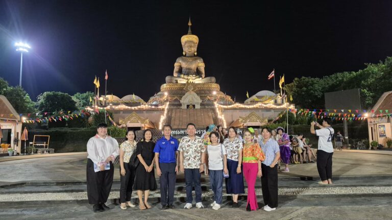 เย็นวันที่ 9 เมษายน 2569 เวลา 18.30 น. มหาวิทยาลัยการกีฬาแห่งชาติ วิทยาเขตเพชรบูรณ์ ในนามกรรมการและเลขานุการฝ่ายกิจกรรม ศิลปวัฒนธรรมและนันทนาการ นำโดย ผู้ช่วยศาสตราจารย์ พันจ่าอากาศโท พิทยา สันตะวงศ์ รองอธิการบดี มหาวิทยาลัยการกีฬาแห่งชาติ ประจำวิทยาเขตเพชรบูรณ์ พร้อมด้วยคณะผู้บริหารและบุคลากร ร่วมกับสำนักงานจังหวัดเพชรบูรณ์ จัดกิจกรรมชุดการแสดงในพิธีสรงน้ำพระพุทธมหาธรรมราชา สืบสานประเพณี และเสริมสิริมงคลรับสงกรานต์ 2569 โดยมี นายศรัณยู มีทองคำ ผู้ว่าราชการจังหวัดเพชรบูรณ์ เป็นประธานในพิธี และรองผู้ว่าราชการจังหวัดเพชรบูรณ์ พร้อมทั้งหัวหน้าส่วนราชการ ร่วมชมการแสดงโดยพร้อมเพรียงกัน เพื่อเป็นการสืบสาน วัฒนธรรมประเพณีอันดีงามของท้องถิ่นจังหวัดเพชรบูรณ์ให้คงอยู่สืบไป ณ พุทธอุทยานเพชบุระ จังหวัดเพชรบูรณ์